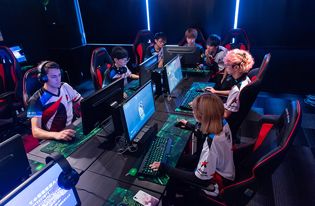 ゲームが「遊び」から「武器」になる高校生活。eスポーツで未来をつかめ！専門特化型コース【e-sports専攻】| 東京都江戸川区 市川市 船橋市 浦安市 通信制高校 滋慶学園高等学校 東京